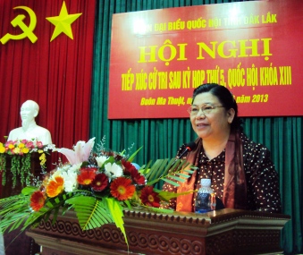 ທ່ານນາງຮອງປະທານສະພາແຫ່ງຊາດ ຕ່ອງທິຟ໋ອງ ຜົບປະກັບຜູ້ມີສິດເລືອກຕັ້ງຢູ່ ດັກລັກ